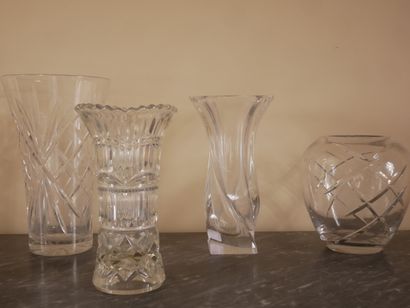 null Lot de vases en verre et un vase en cristal de Sèvres
H. du plus grand : 40...