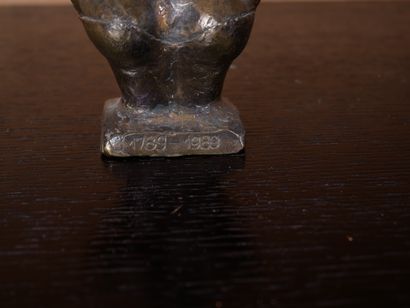 null R. BERUCCI
Marianne 1789-1989
Buste en bronze signé, numéroté 1/8
H : 15 cm...