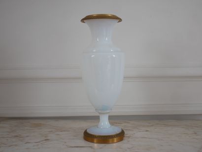 null Vase sur piédouche en opaline blanche montée en lampe, monture en métal
H :...