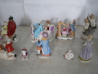 null Lot de statuettes en porcelaine et biscuit représentant des personnages dans...