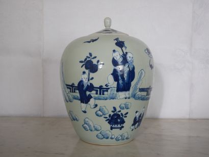 null Pot couvert en porcelaine à décor sur fond céladon, Chine
H : 32 cm.