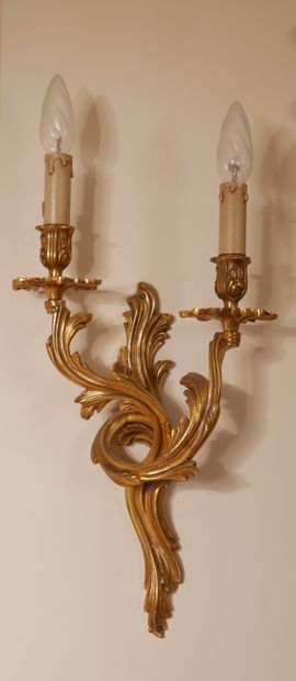 null Paire d'appliques en bronze à deux lumières, style Louis XV
H : 50 cm.