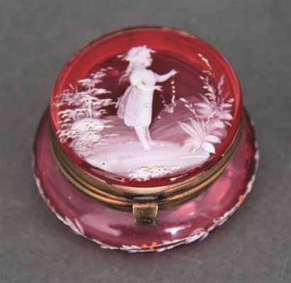 null Lot :
- Boite ronde couverte en verre transparent rose à décor émaillé blanc...