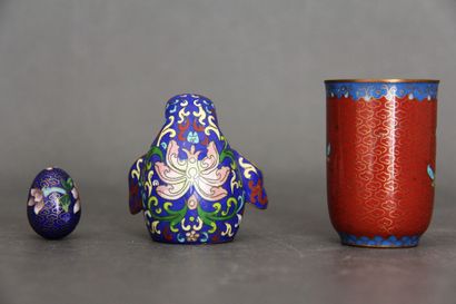 null Lot en métal cloisonné modern comprenant un petit vase, un œuf et un pingouin,...