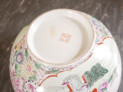 null Lot en porcelaine polychrome comprenant un plat, un bol et un vase, Extrême...