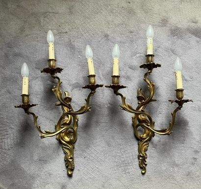 null Paire d'appliques en bronze à trois lumières, style Louis XV
H : 63 cm.