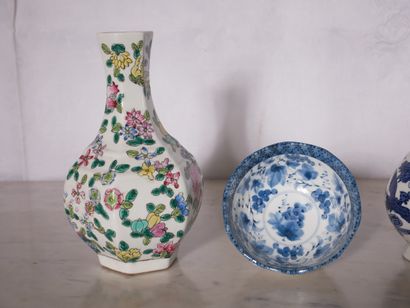 null Lot de petits vases, coupelles en porcelaine blanc-bleu et divers, Extrême-Orient...