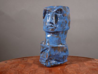 null Ecole moderne
Buste d'homme
Sculpture en grès à engobe bleu et tâches brunes
H...