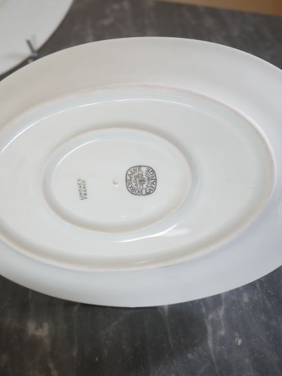 null LAFARGE Limoges
Un plat ovale, trois plats ronds creux et une saucière en porcelaine...