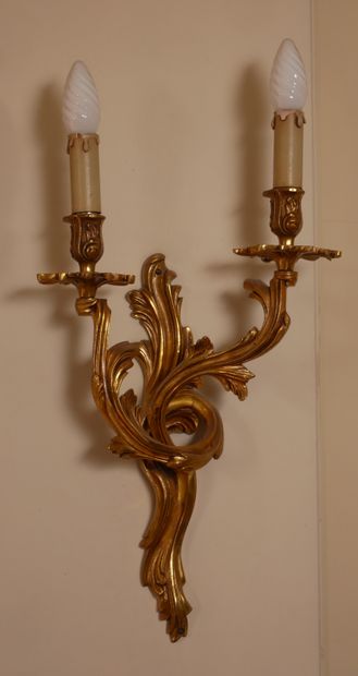null Paire d'appliques en bronze à deux lumières, style Louis XV
H : 50 cm.