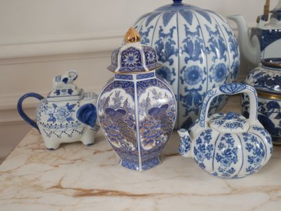 null Lot de vases et assiettes en porcelaine bleu-blanc, travail moderne