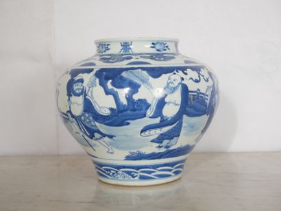 null Vase balustre en porcelaine blanc-bleu à décor en frise de personnages, Chine
H...