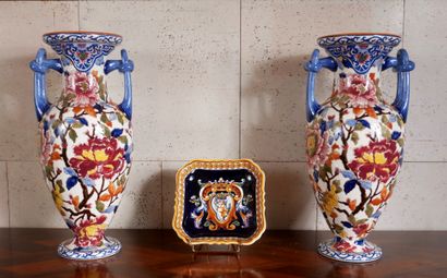 null GIEN
Paire de vases balustres sur piédouche en faïence à deux anses, à décor...
