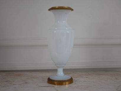 null Vase sur piédouche en opaline blanche montée en lampe, monture en métal
H :...