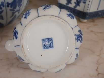 null Lot de vases et assiettes en porcelaine bleu-blanc, travail moderne