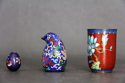 null Lot en métal cloisonné modern comprenant un petit vase, un œuf et un pingouin,...