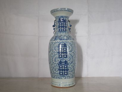 null Vase balustre à deux anses en porcelaine blanc-bleu, Chine
H : 60 cm. (écla...