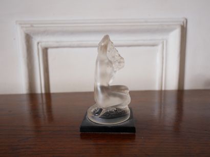 null Sculpture en verre moulé représentant une jeune femme nue à sa toilette sur...