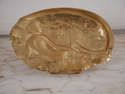 null Jean GARNIER (1853-c.1910)
Vide-poche en bronze à décor d'une femme allongée,...