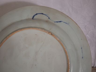 null Grand plat en porcelaine blanc-bleu à décor d'un paysage dans un médaillon,...
