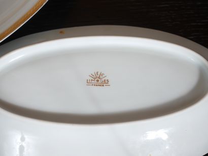 null LEC Limoges
Partie de service de table en porcelaine blanche à liseret doré