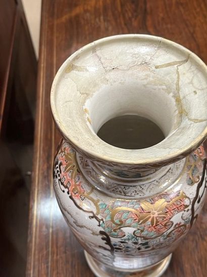 null Lot en porcelaine polychrome comprenant un plat, un bol et un vase, Extrême...