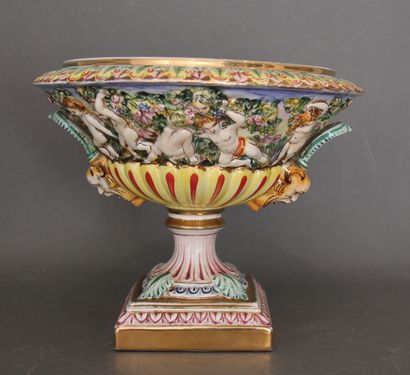 null CAPODIMONTE
Vase Médicis à deux anses en porcelaine polychrome et doré à décor...