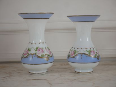 null Deux vases à cols évasés en opaline blanche, frise bleue et liseret doré
H :...