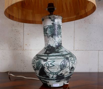 null Jacques BLIN (1920-1995)
Pied de lampe en céramique à décor d'une frise d'oiseaux...