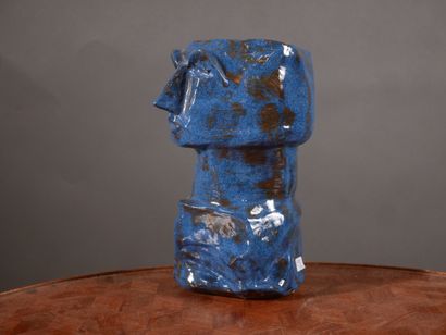null Ecole moderne
Buste d'homme
Sculpture en grès à engobe bleu et tâches brunes
H...