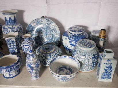 null Lot de vases en céramique blanc-bleu, Extrême-Orient moderne