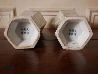 null Paire de vases hexagonaux en porcelaine blanche à décor de fleurs polychromes,...
