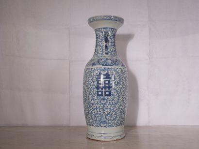 null Vase balustre à deux anses en porcelaine blanc-bleu, Chine
H : 60 cm. (écla...