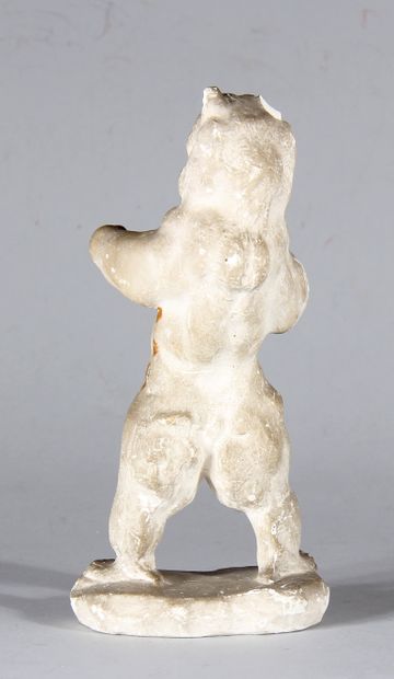 null Sculpture en plâtre représentant un ours debout, portant une signature Barye.

H...