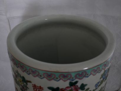 null Porte-parapluie cylindrique en porcelaine polychrome, Chine moderne
H : 48 D...