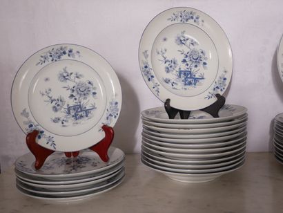 null VISTA ALEGRE Portugal
Partie de service de table en porcelaine à décor bleu...