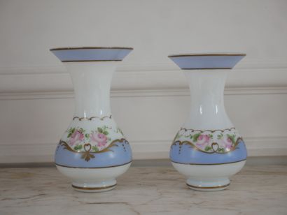 null Deux vases à cols évasés en opaline blanche, frise bleue et liseret doré
H :...