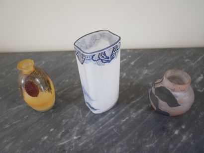 null Lot :
- Vase globulaire à petit col en verre gravé de feuillage, signé
H : 9,5...