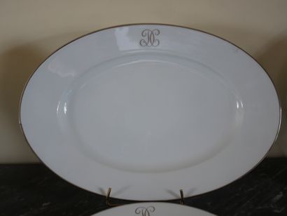 null LAFARGE Limoges
Un plat ovale, trois plats ronds creux et une saucière en porcelaine...