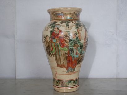 null Vase balustre en faïence à décor de personnages, Satsuma moderne, Japon
H :...