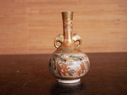 null Petit vase à deux anses en faïence à décor doré de scènes de famille, Satsuma,...