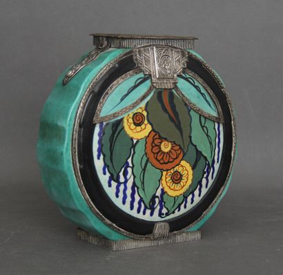 null D'ARGYL
Vase rond à panse plate en faïence à fond vert décoré de médaillons...