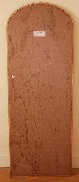 null Glace rectangulaire à coins arrondis en bois redoré
152 x 55,5 cm. (éclats)