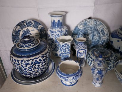 null Lot de vases en céramique blanc-bleu, Extrême-Orient moderne