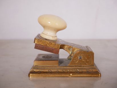 null Presse à timbre-sec en bronze, poignée en ivoirine
H : 9 L : 9,5 P : 7 cm.