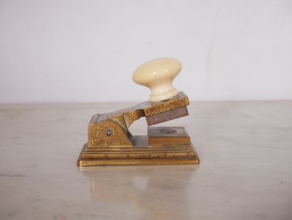 null Presse à timbre-sec en bronze, poignée en ivoirine
H : 9 L : 9,5 P : 7 cm.
