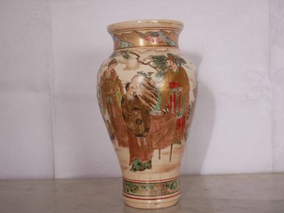 null Vase balustre en faïence à décor de personnages, Satsuma moderne, Japon
H :...