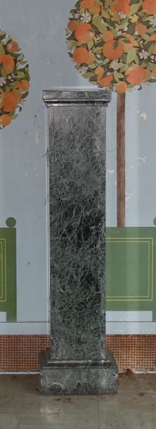 null Sellette cubique en marbre

H : 136 35 x 35 cm. (éclats)