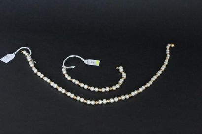 null Collier et un bracelet formant parure composés de perles de culture blanches...