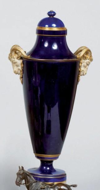 SEVRES Vase couvert, de forme balustre, en porcelaine à fond gros bleu et filets...